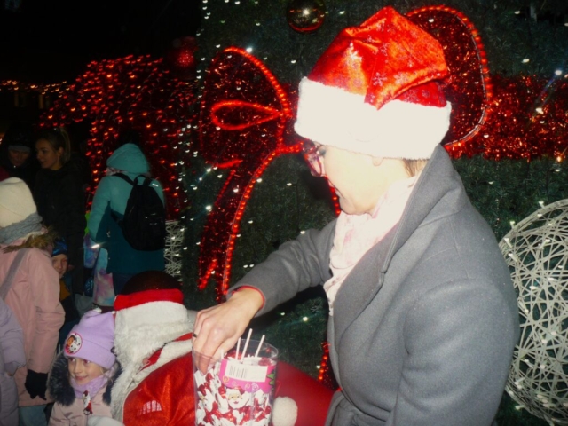 yH5BAEKAAEALAAAAAABAAEAAAICTAEAOw== Fotorelacja z dzisiejszej Inauguracji Świątecznych Iluminacji na wągrowieckim rynku! [ZDJĘCIA]