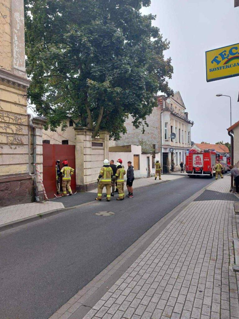 12e532ef-4ee7-42bb-b861-2a6727b01206-2-768x1024 PILNE: Katastrofa budowlana w centrum Wągrowca. Runęła ściana kamienicy [ZDJĘCIA]