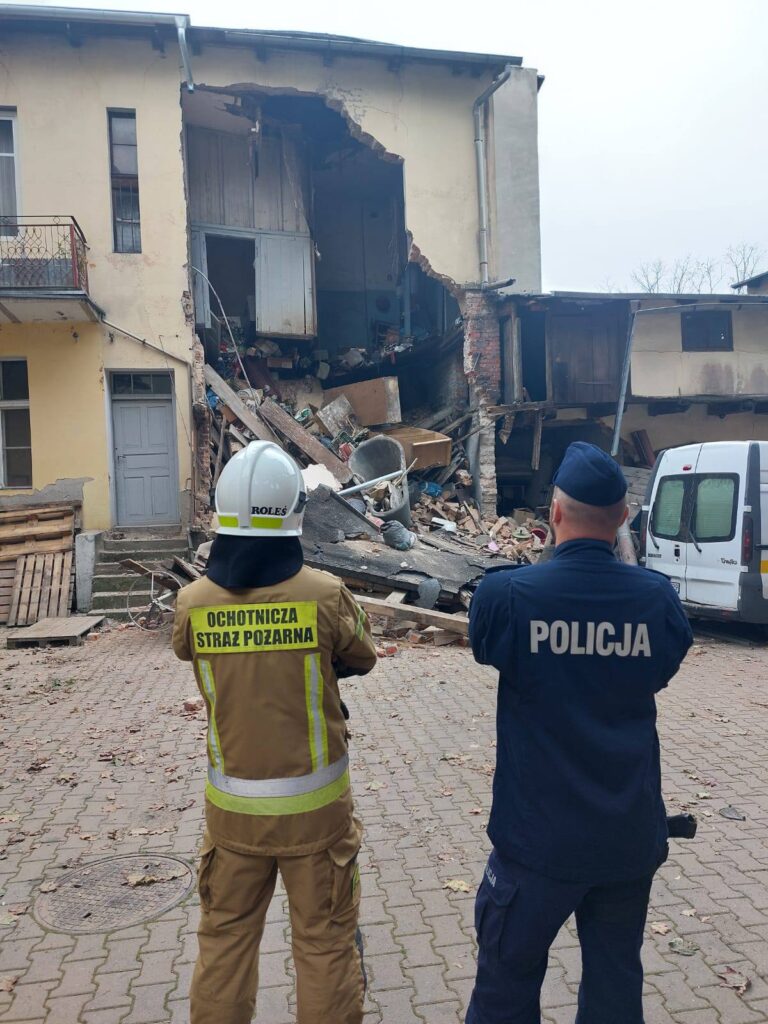 548417700_1346192404179122_3792991396194813606_n-1-768x1024 PILNE: Katastrofa budowlana w centrum Wągrowca. Runęła ściana kamienicy [ZDJĘCIA]