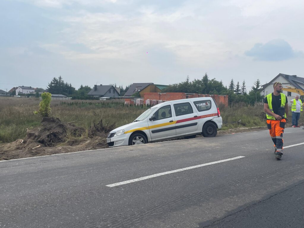 IMG-20250902-WA0017-1024x768 Wypadek na rozbudowywanej DW190 w Kobylcu. Trzy samochody brały udział w zdarzeniu [ZDJĘCIA]