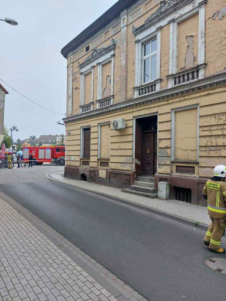 f27db2f2-674a-49e9-b8df-65b323dc4cb1-768x1024 PILNE: Katastrofa budowlana w centrum Wągrowca. Runęła ściana kamienicy [ZDJĘCIA]