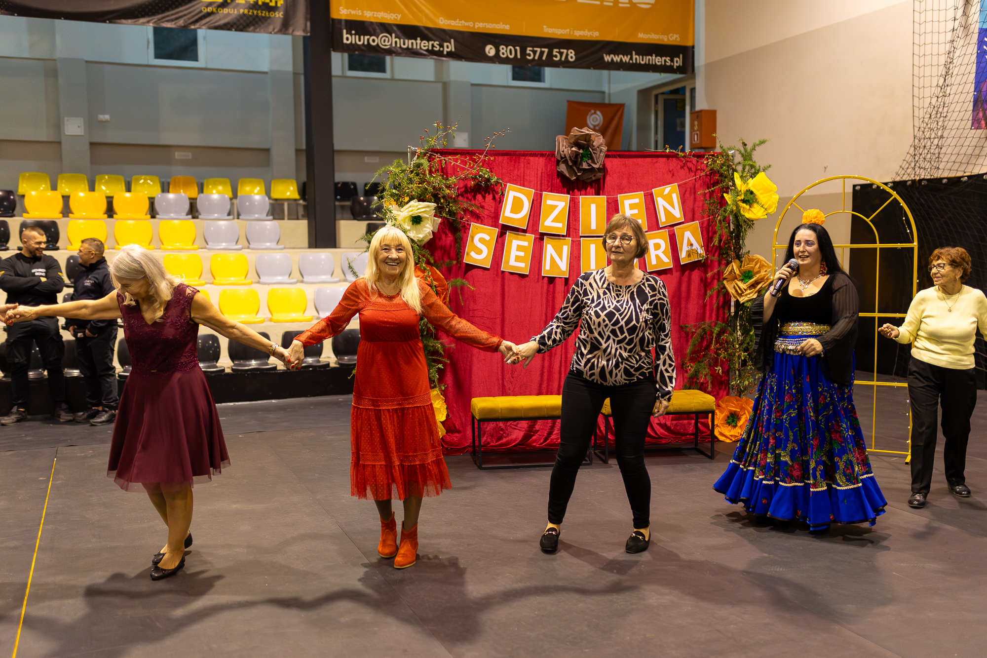 558863701_1284643607009704_4533686394332285219_n Niezapomniana „Potańcówka z Seniorem” – uśmiechy, rytm i wspólne świętowanie