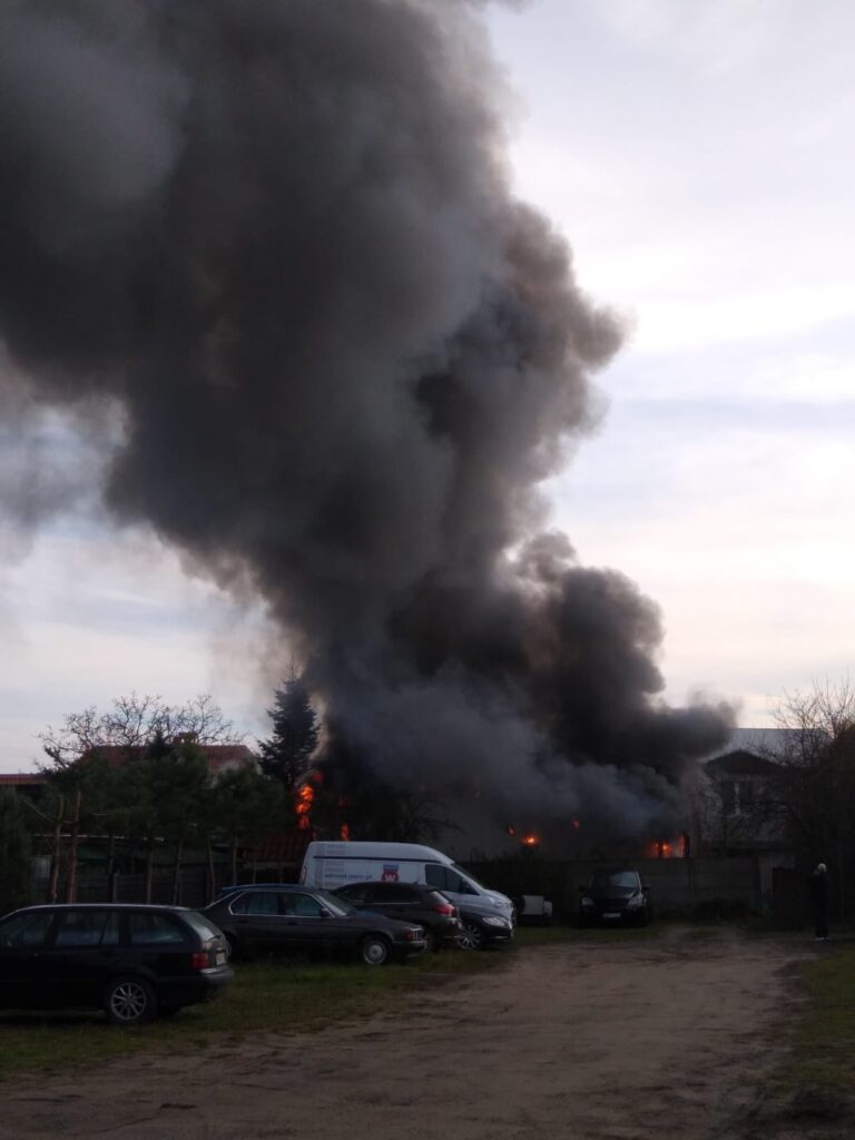 579683417_718631807949451_672268999391567064_n-768x1024 Duży pożar warsztatu samochodowego w Wągrowcu. Jedna osoba trafiła do szpitala. [ZDJĘCIA]