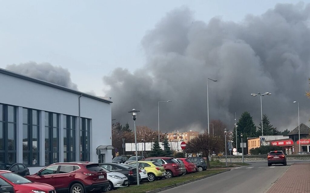 580101476_718631787949453_7658749999204214031_n-1-1024x637 Duży pożar warsztatu samochodowego w Wągrowcu. Jedna osoba trafiła do szpitala. [ZDJĘCIA]