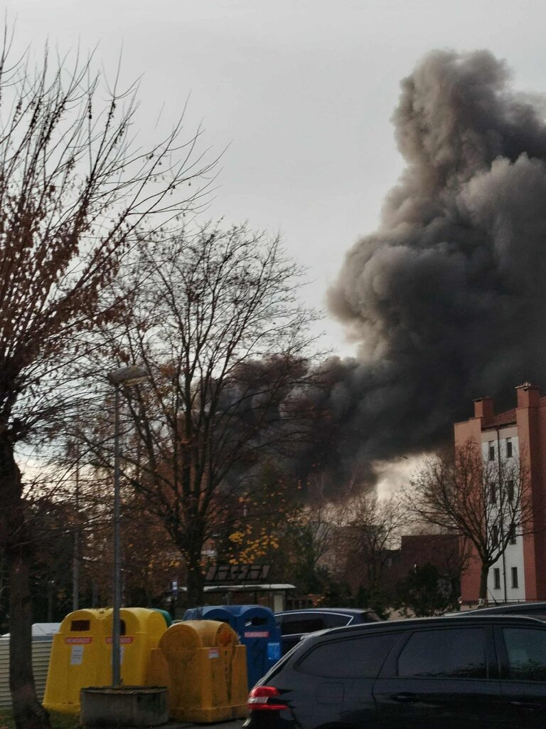 k-768x1024 Duży pożar warsztatu samochodowego w Wągrowcu. Jedna osoba trafiła do szpitala. [ZDJĘCIA]