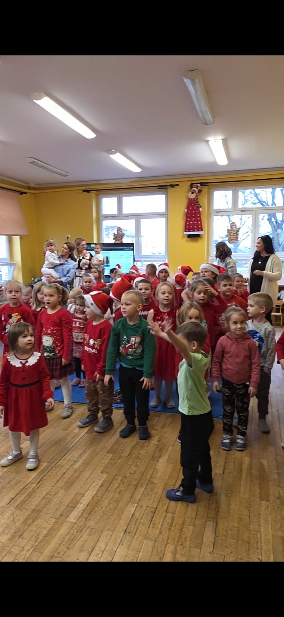 1f3a09f4-66de-4902-9f7f-f5a4d4482ede Mikołajkowa akcja w Wągrowcu. Ochrona BOND odwiedziła przedszkola w świątecznych przebraniach