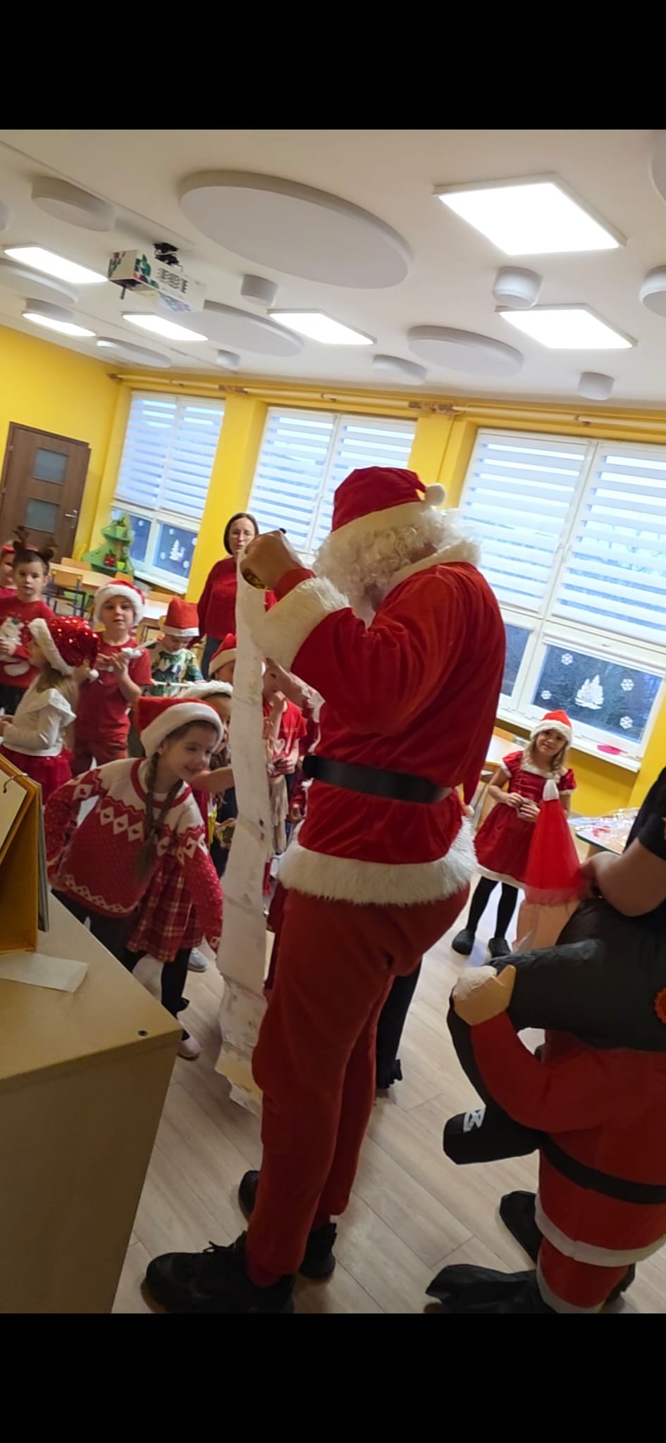 37bb6be2-2bcf-4ad9-a205-c31b5d282b24 Mikołajkowa akcja w Wągrowcu. Ochrona BOND odwiedziła przedszkola w świątecznych przebraniach