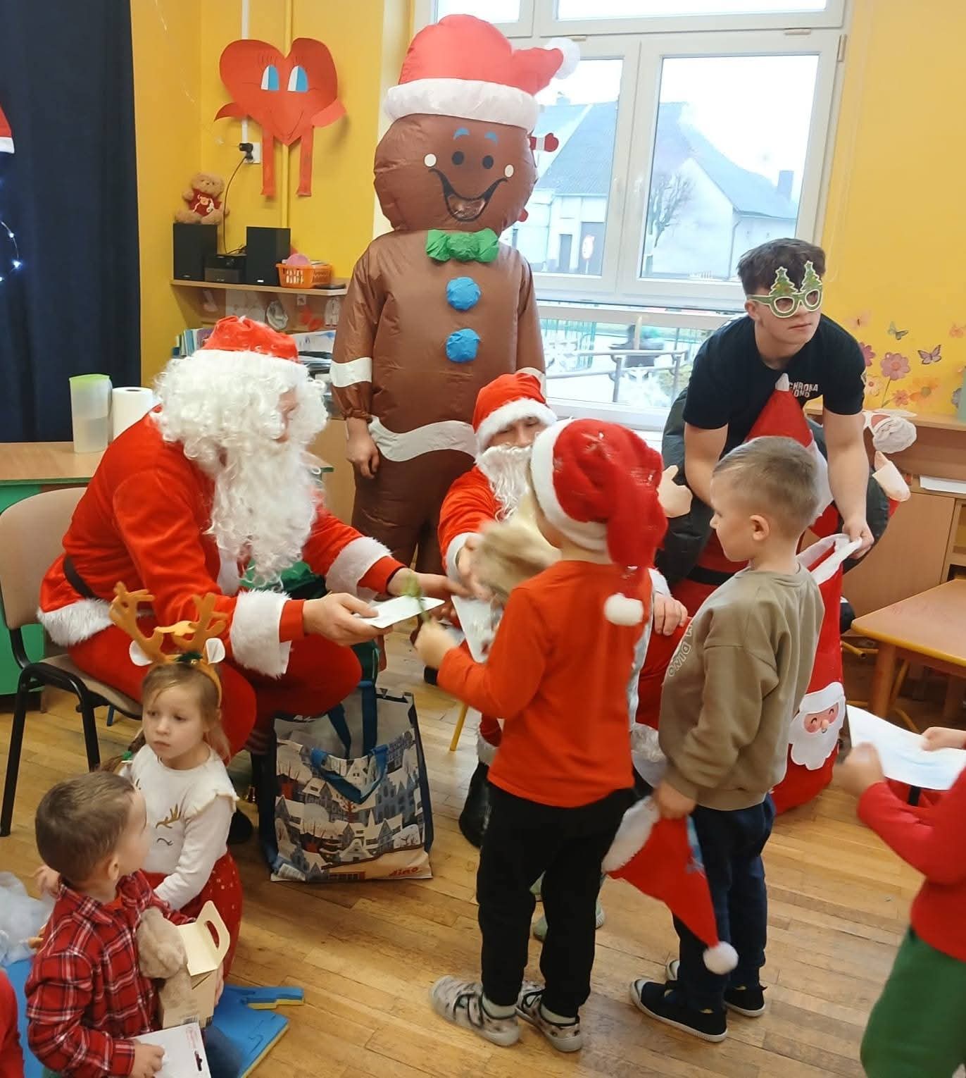 412f858c-70ec-4fa6-ac10-822b2c0c69ec Mikołajkowa akcja w Wągrowcu. Ochrona BOND odwiedziła przedszkola w świątecznych przebraniach
