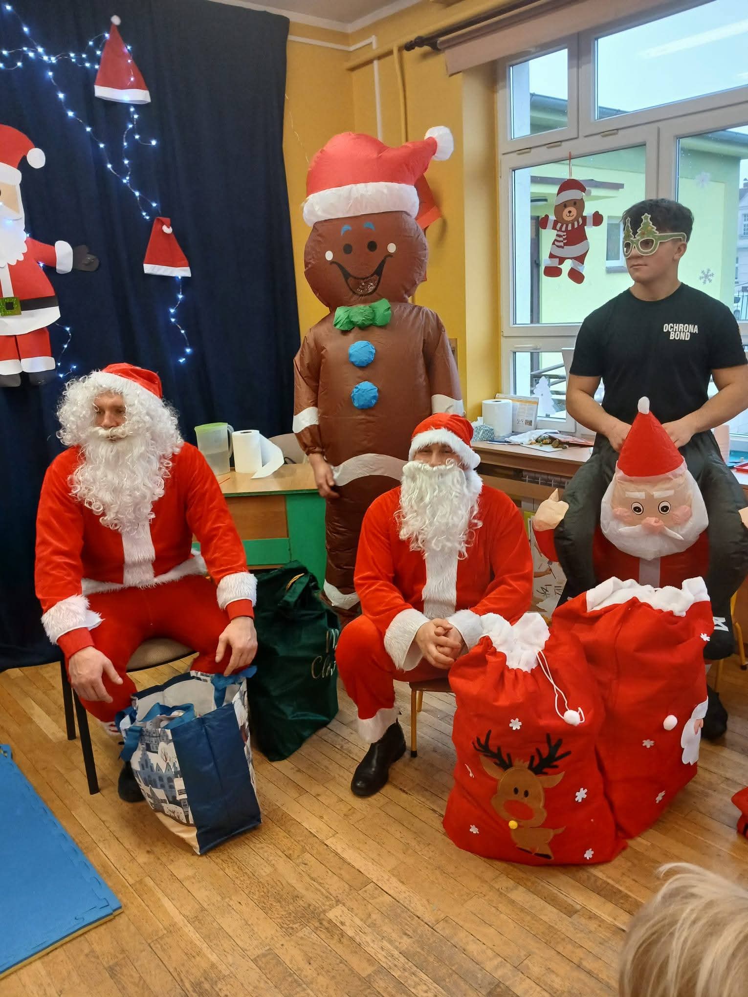 57ab545a-b597-4f6b-b342-052831461bc9 Mikołajkowa akcja w Wągrowcu. Ochrona BOND odwiedziła przedszkola w świątecznych przebraniach