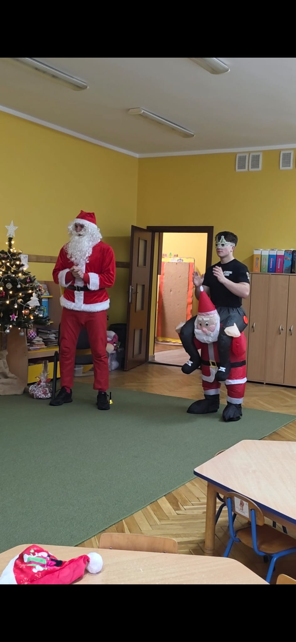 587bc56d-2a68-49c5-b919-b357ef287cd6 Mikołajkowa akcja w Wągrowcu. Ochrona BOND odwiedziła przedszkola w świątecznych przebraniach