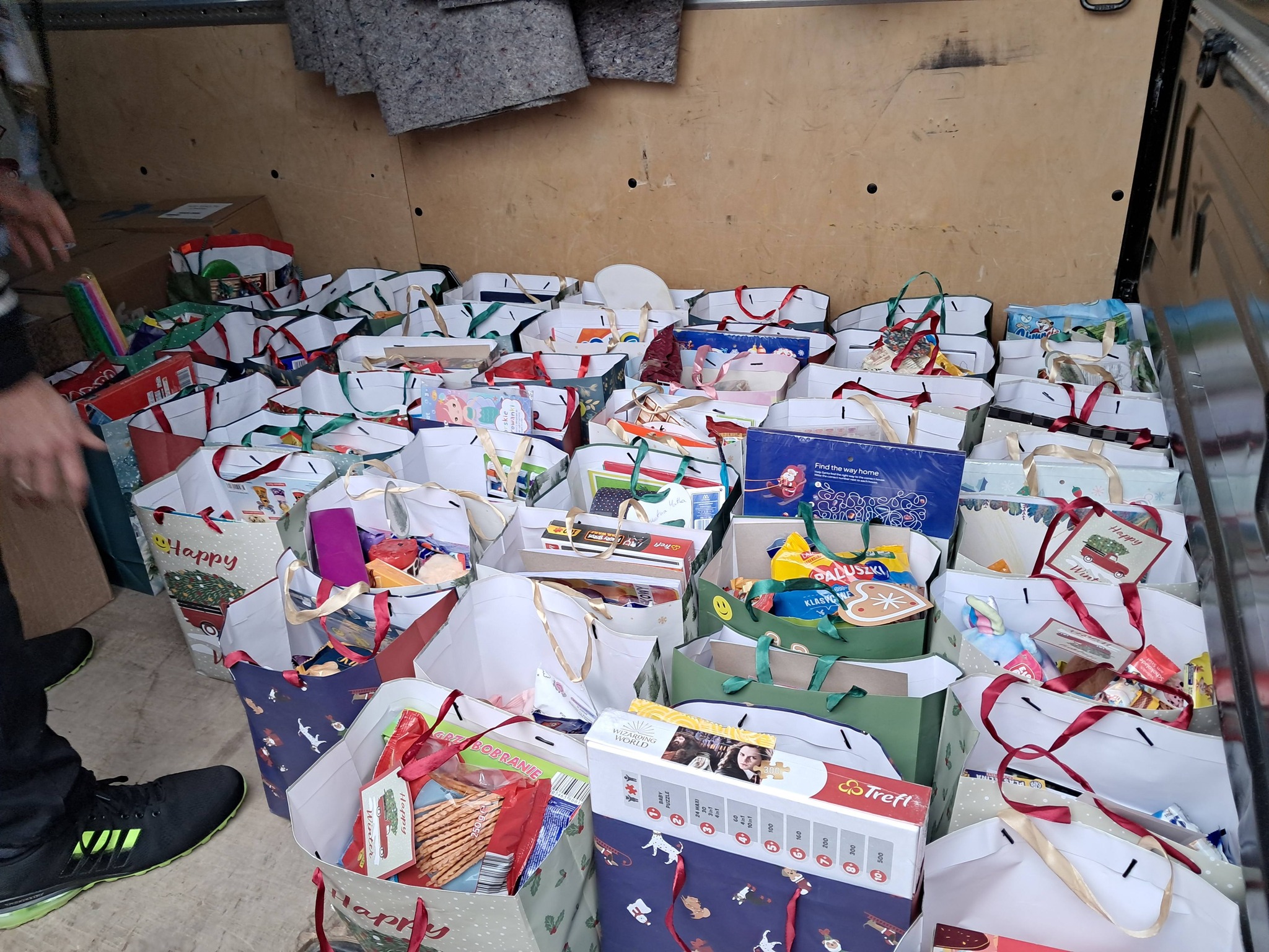 591744397_122157304448805031_2531995252258527887_n Fundacja ASK Dobro zakończyła trzecią edycję świątecznej akcji „Wszyscy jesteśmy świętymi Mikołajami”