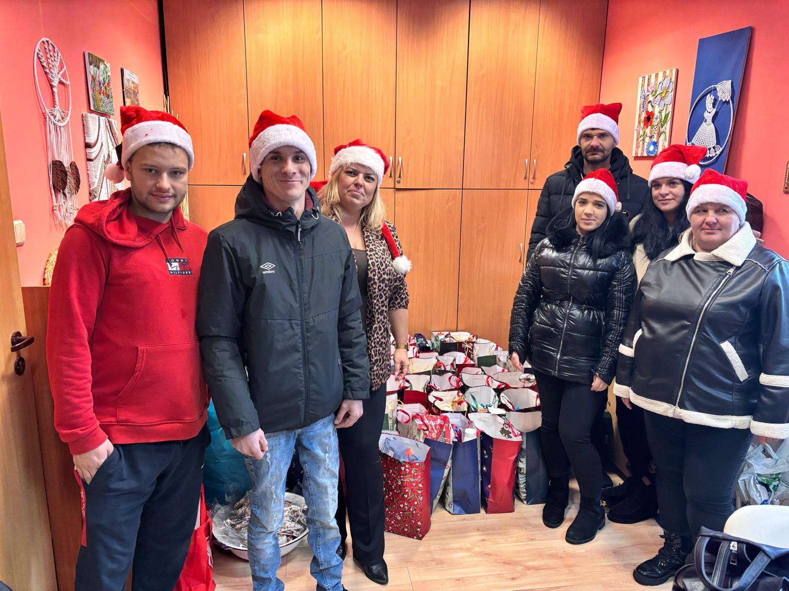 593573802_122157301868805031_1184338775464650545_n Fundacja ASK Dobro zakończyła trzecią edycję świątecznej akcji „Wszyscy jesteśmy świętymi Mikołajami”