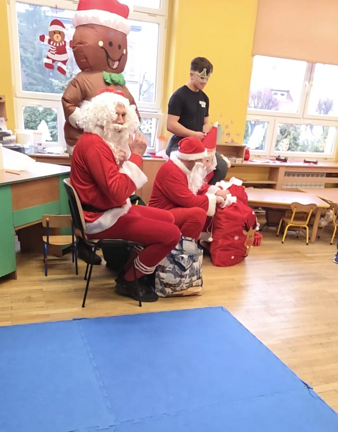 7c599649-4719-4061-b036-ae463c521ecc Mikołajkowa akcja w Wągrowcu. Ochrona BOND odwiedziła przedszkola w świątecznych przebraniach