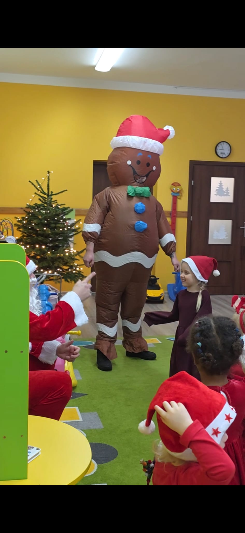 afa96373-8a71-4392-b7f7-4a13bb435a6b Mikołajkowa akcja w Wągrowcu. Ochrona BOND odwiedziła przedszkola w świątecznych przebraniach