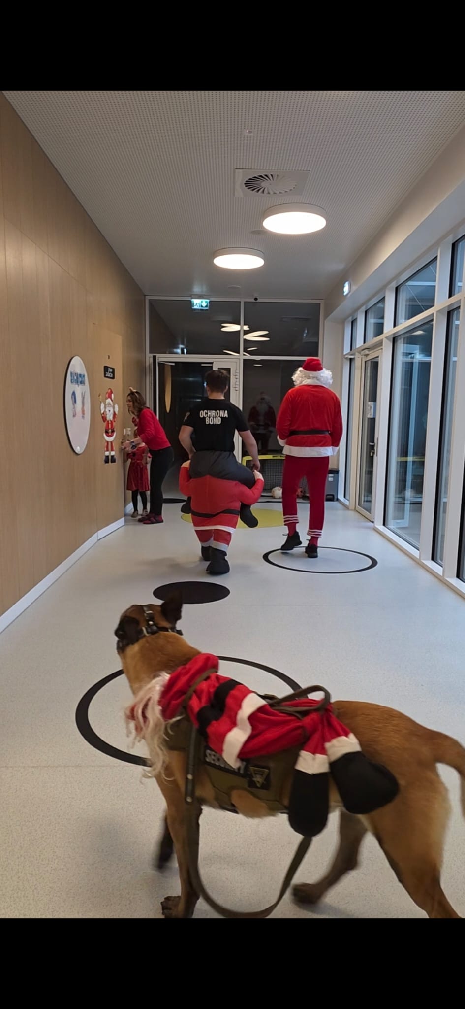 b3003928-3bed-4b82-abdd-ba96675aade3 Mikołajkowa akcja w Wągrowcu. Ochrona BOND odwiedziła przedszkola w świątecznych przebraniach