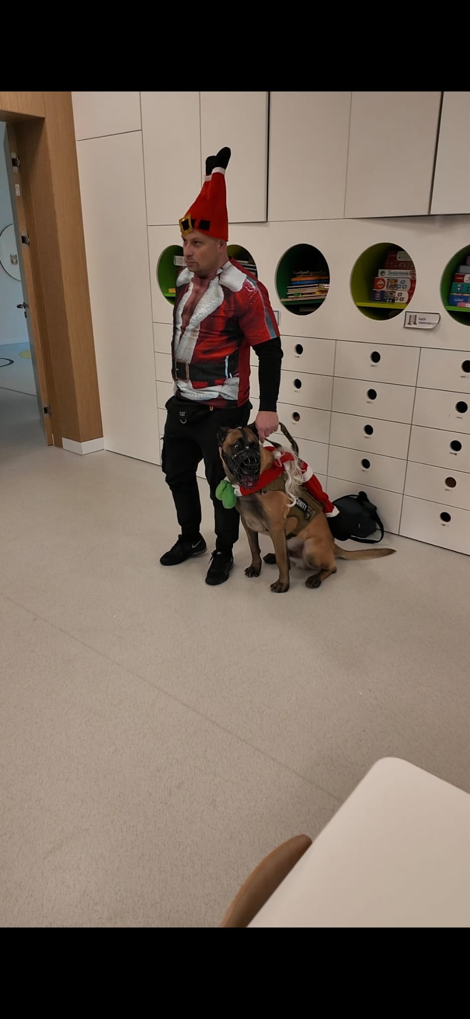 b7c265d3-a7dd-4d4f-a9ab-2f58aafbcfaa Mikołajkowa akcja w Wągrowcu. Ochrona BOND odwiedziła przedszkola w świątecznych przebraniach