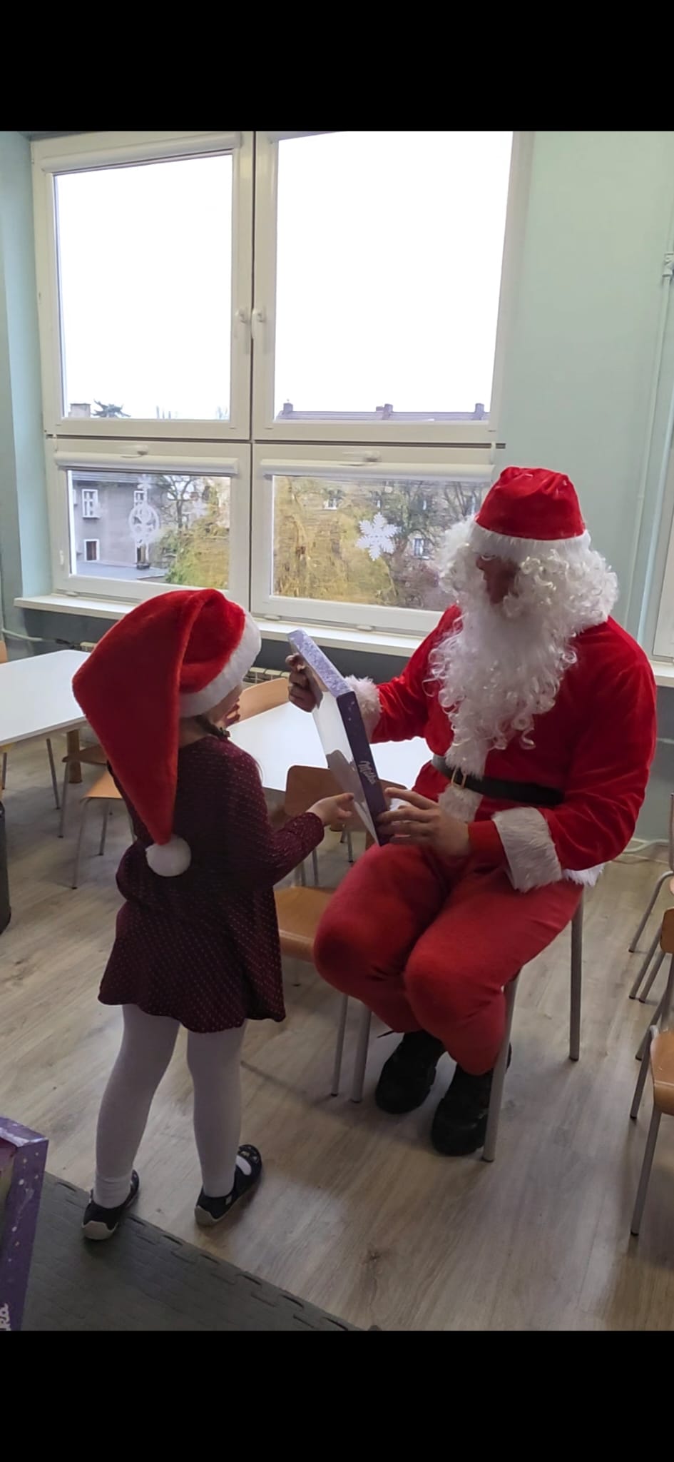 c935541f-abae-4f99-9b56-6079cb7c4bdd Mikołajkowa akcja w Wągrowcu. Ochrona BOND odwiedziła przedszkola w świątecznych przebraniach