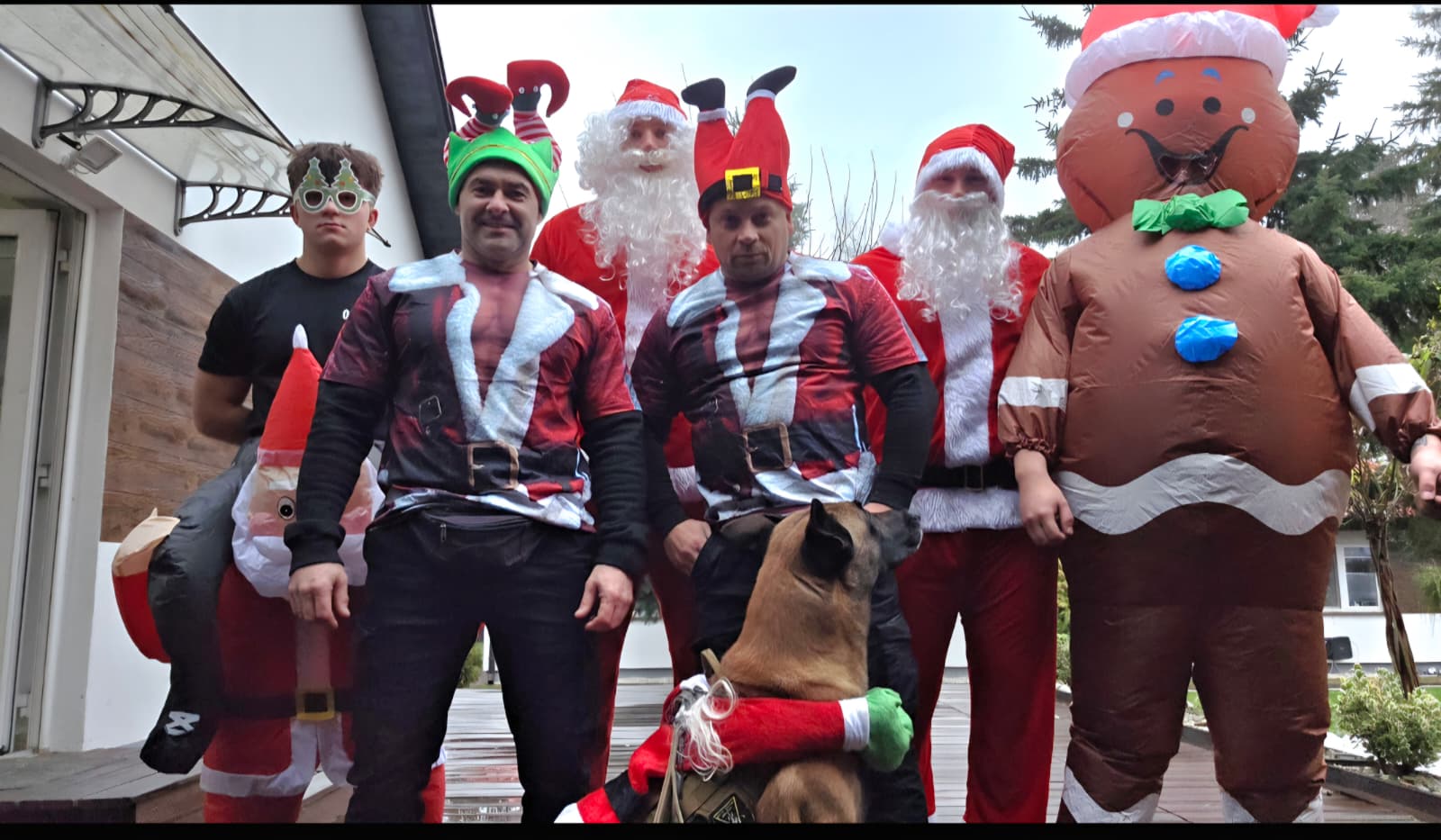 cc6de7a3-3e89-4f78-9101-66dbe85d95d3 Mikołajkowa akcja w Wągrowcu. Ochrona BOND odwiedziła przedszkola w świątecznych przebraniach