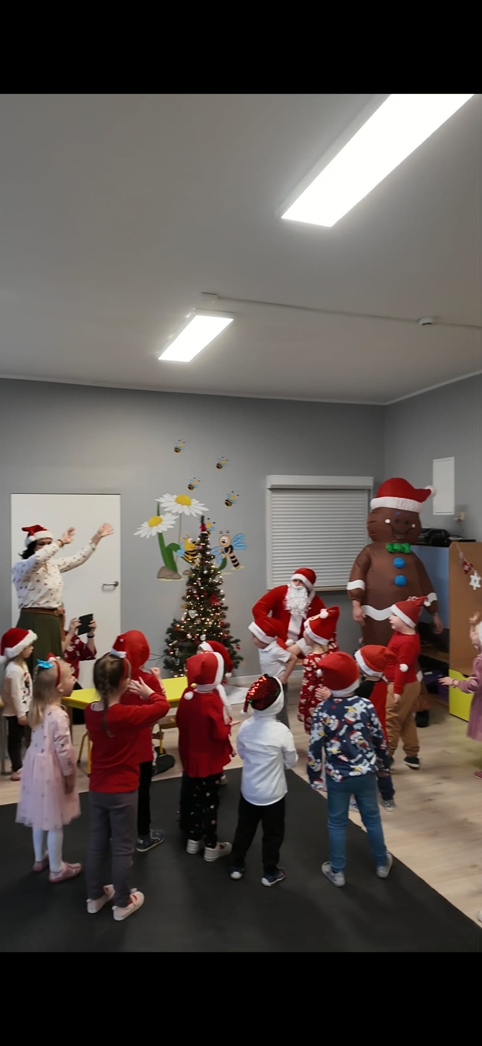 ff45185d-c014-4e9c-8e3a-a55b8dd568d4 Mikołajkowa akcja w Wągrowcu. Ochrona BOND odwiedziła przedszkola w świątecznych przebraniach