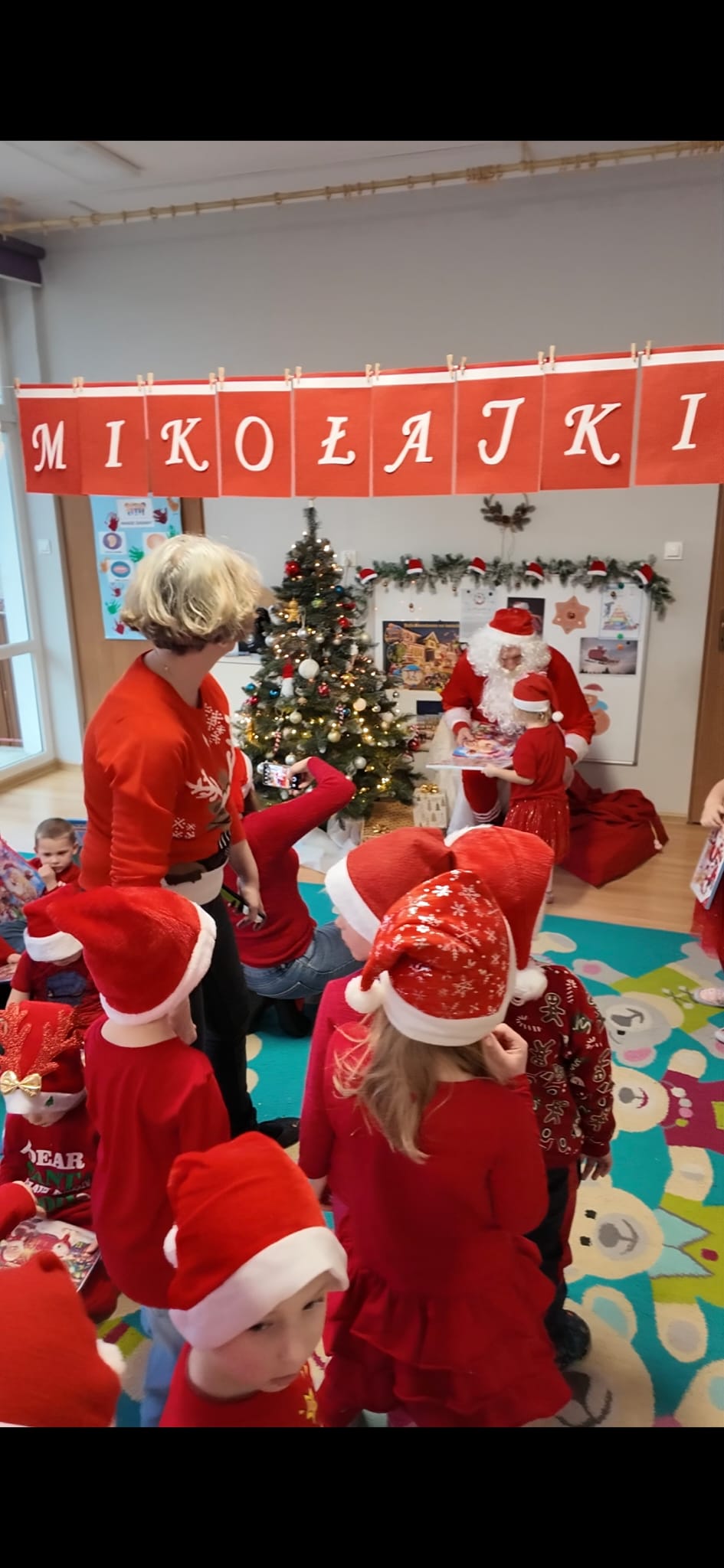 ff4e5fb0-52d9-4c68-a375-8b10844d70b0 Mikołajkowa akcja w Wągrowcu. Ochrona BOND odwiedziła przedszkola w świątecznych przebraniach