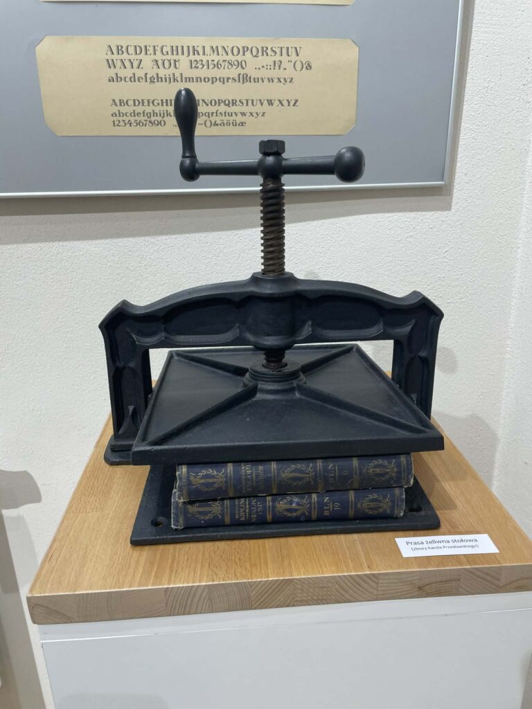 12c85855-6db7-400c-80c1-64289597d636-768x1024 "Mistrz Introligatorstwa" - nowa wystawa w Muzeum Regionalnym w Wągrowcu