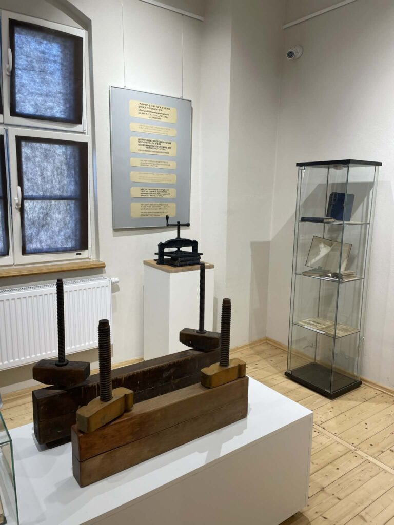 546f5b9f-8d8a-47de-8d9a-146e02da30f0-768x1024 "Mistrz Introligatorstwa" - nowa wystawa w Muzeum Regionalnym w Wągrowcu